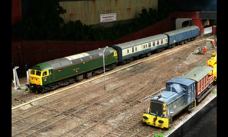 47500 "Great Western" works a pair of HST barrier coaches.